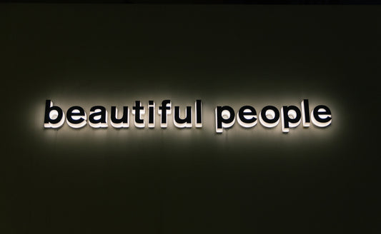 beautiful people wall lamp